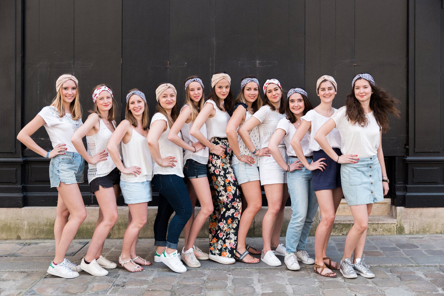 seance photo evjf bordeaux cap ferret arcachon enterrement vie jeune fille photographe pantalon fleuri ruban cheveux