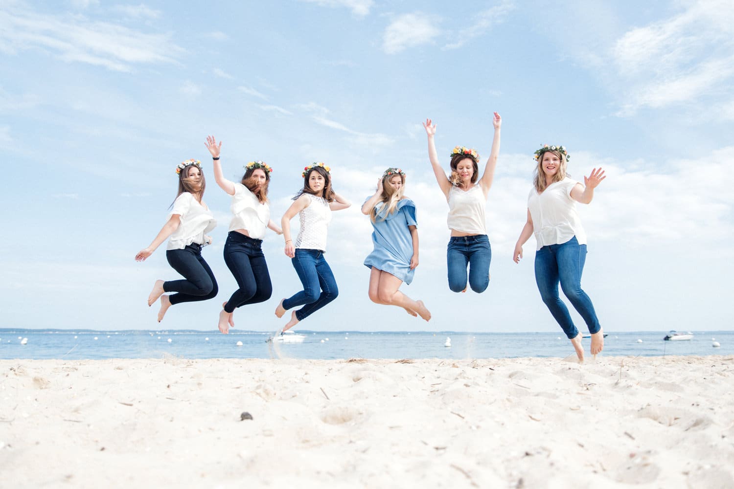 seance photo evjf bordeaux cap ferret arcachon enterrement vie jeune fille photographe plage jean robe bleue