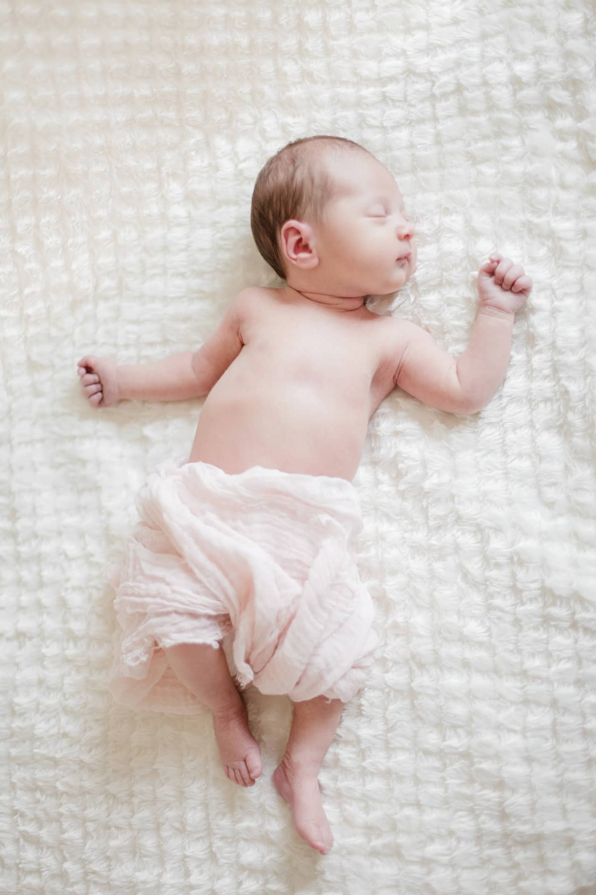 photographe bébé nouveau-né maternité bordeaux séance photo maison à domicile lifestyle fineart francais sarah miramon carla 04
