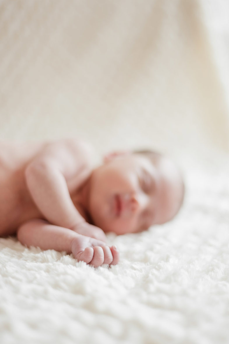 photographe bébé nouveau-né maternité bordeaux séance photo maison à domicile lifestyle fineart francais sarah miramon carla 06
