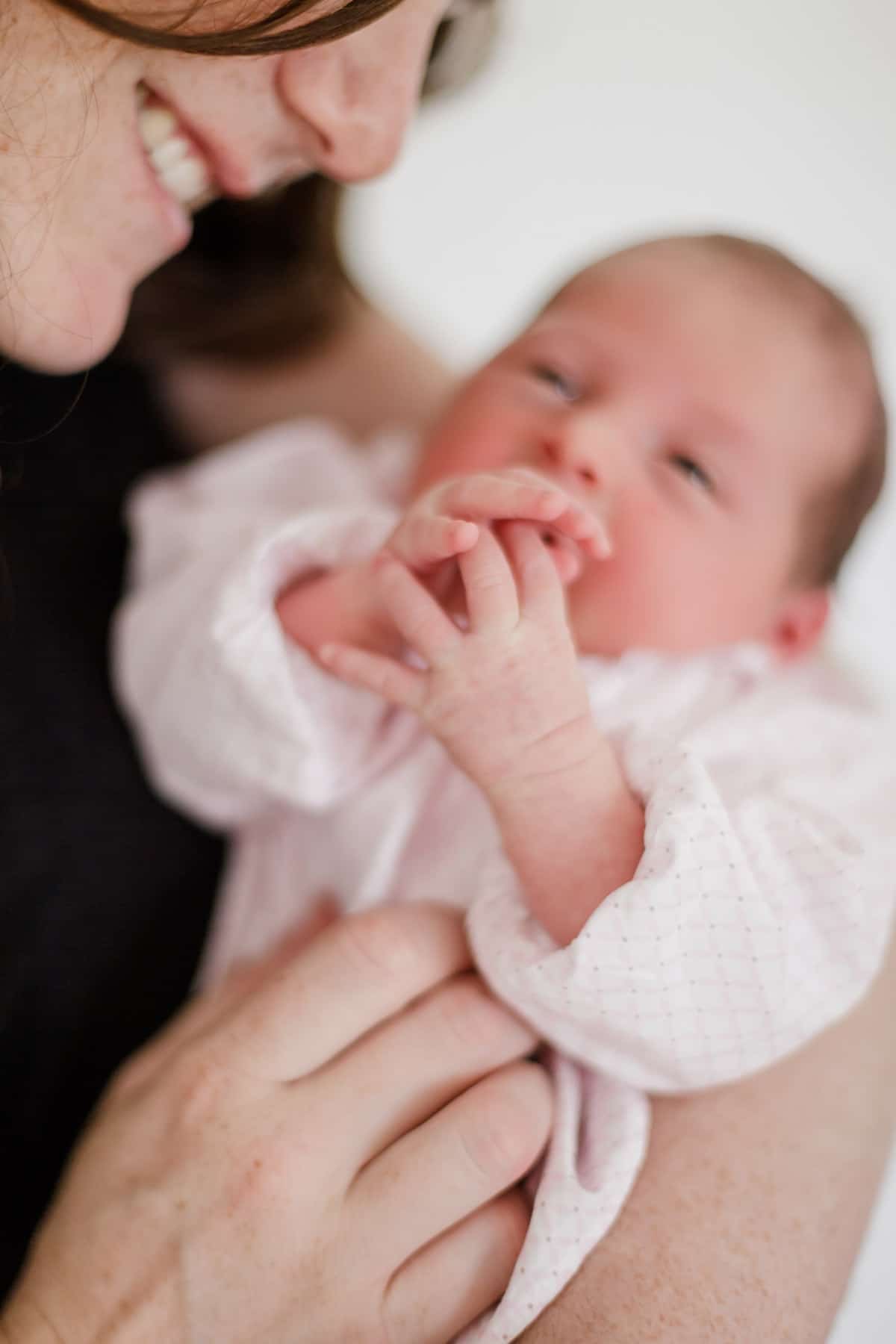 photographe bébé nouveau-né maternité bordeaux séance photo maison à domicile lifestyle fineart francais sarah miramon carla 18