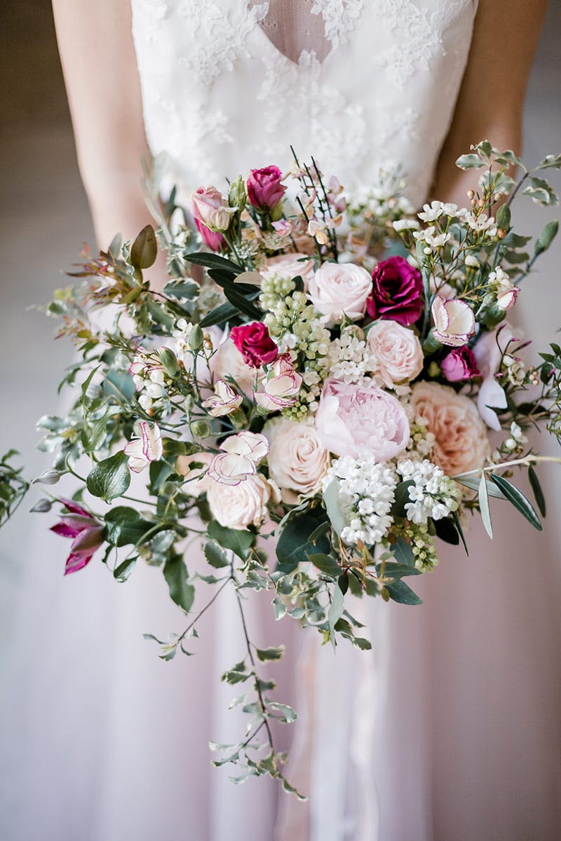 Photographe de mariage à Bordeaux : joli bouquet de mariée, réalisé par la fleuriste Avril-Mai, dans des tons de rose pale, blush, lors d'un mariage chic et romantique
