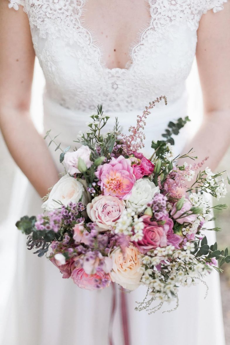 Photographe de Mariage à Bordeaux : bouquet de mariée rose blush signé Avril-Mai
