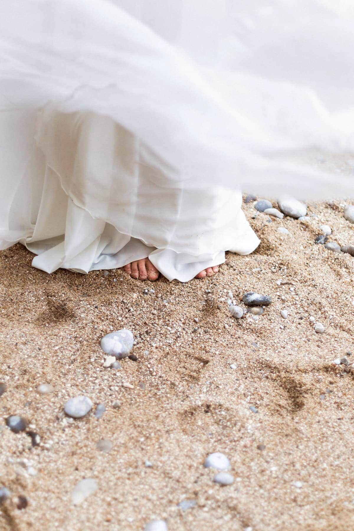 photo de détail, les pieds dans le sable pour un mariage à la plage