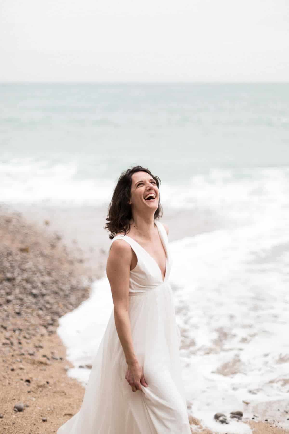 photo d'emotion, la mariée éclate de rire