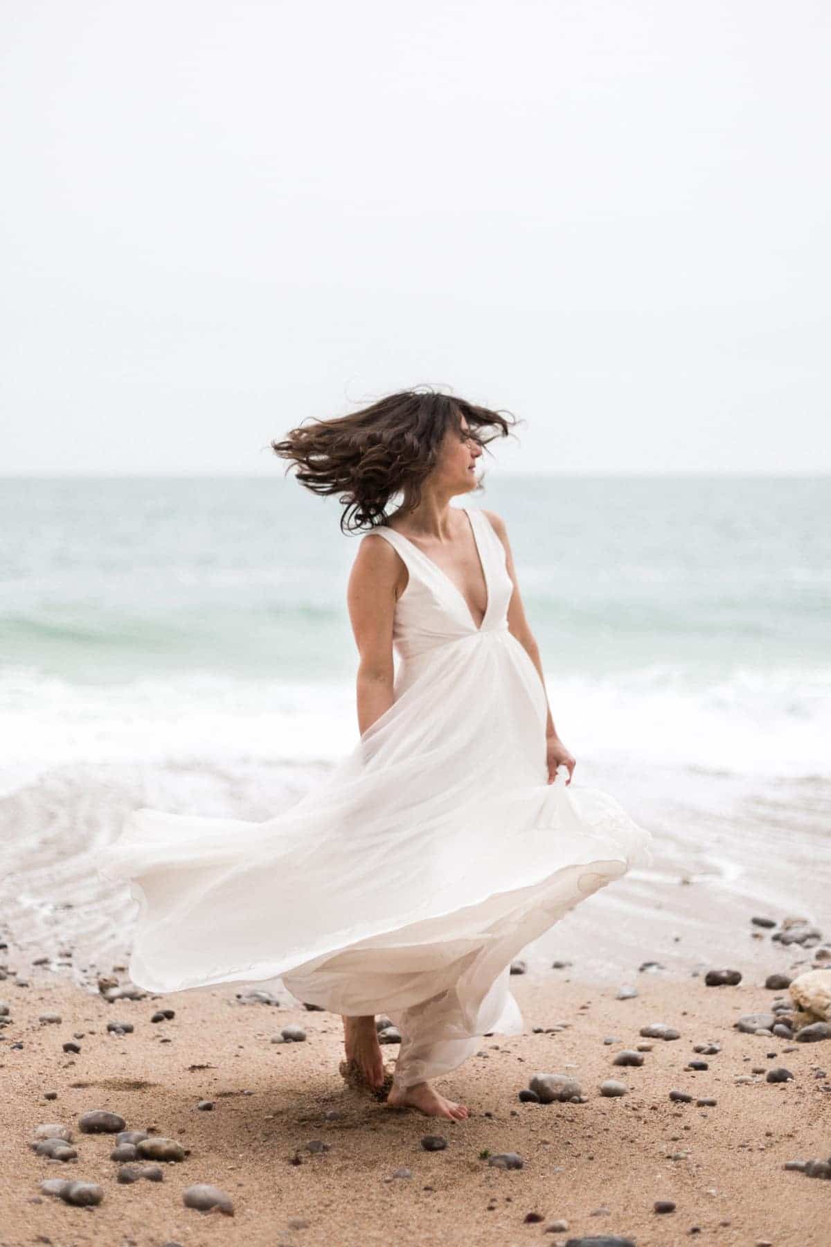 Mariage à Etretat en Normandie, la mariée tourne dans sa robe qui vole