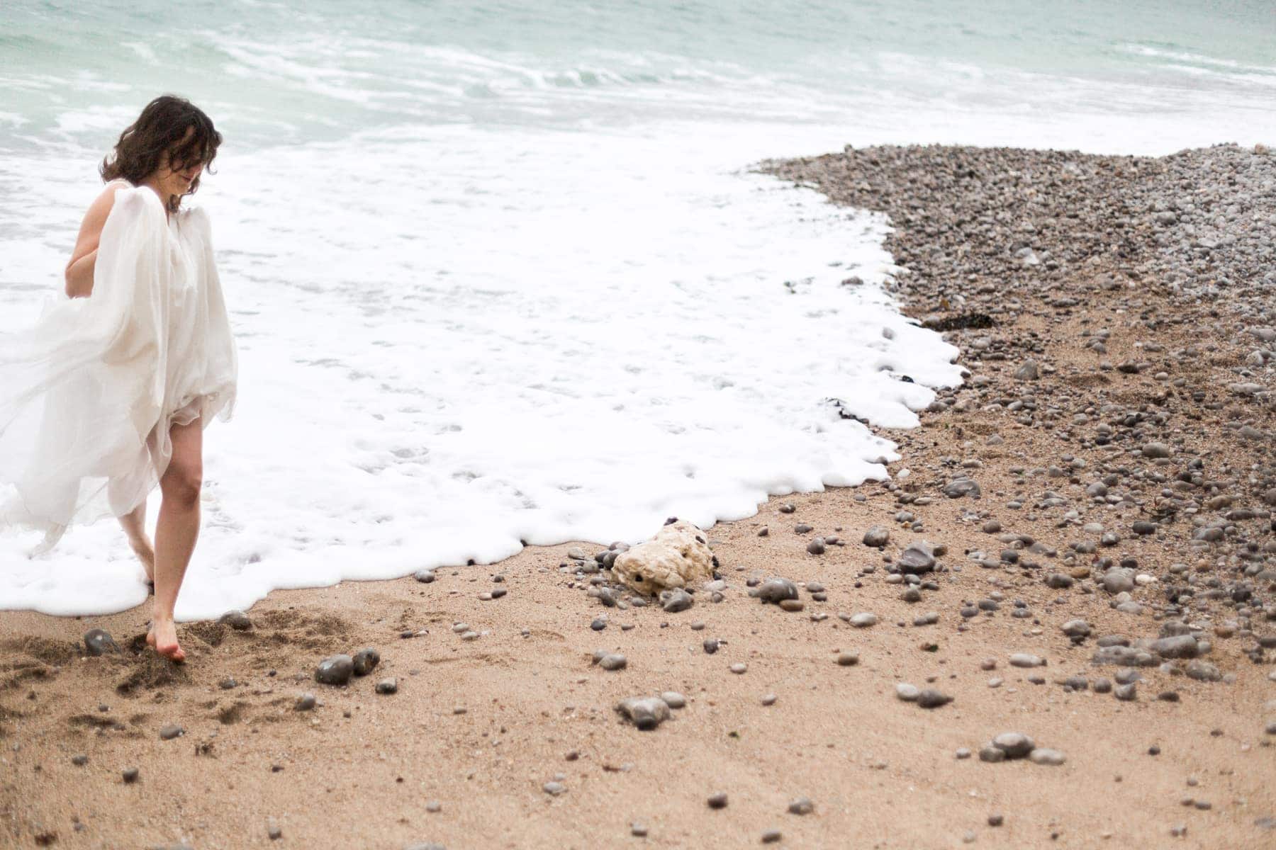 La mariée court dans l'eau, à la plage d'Etretat