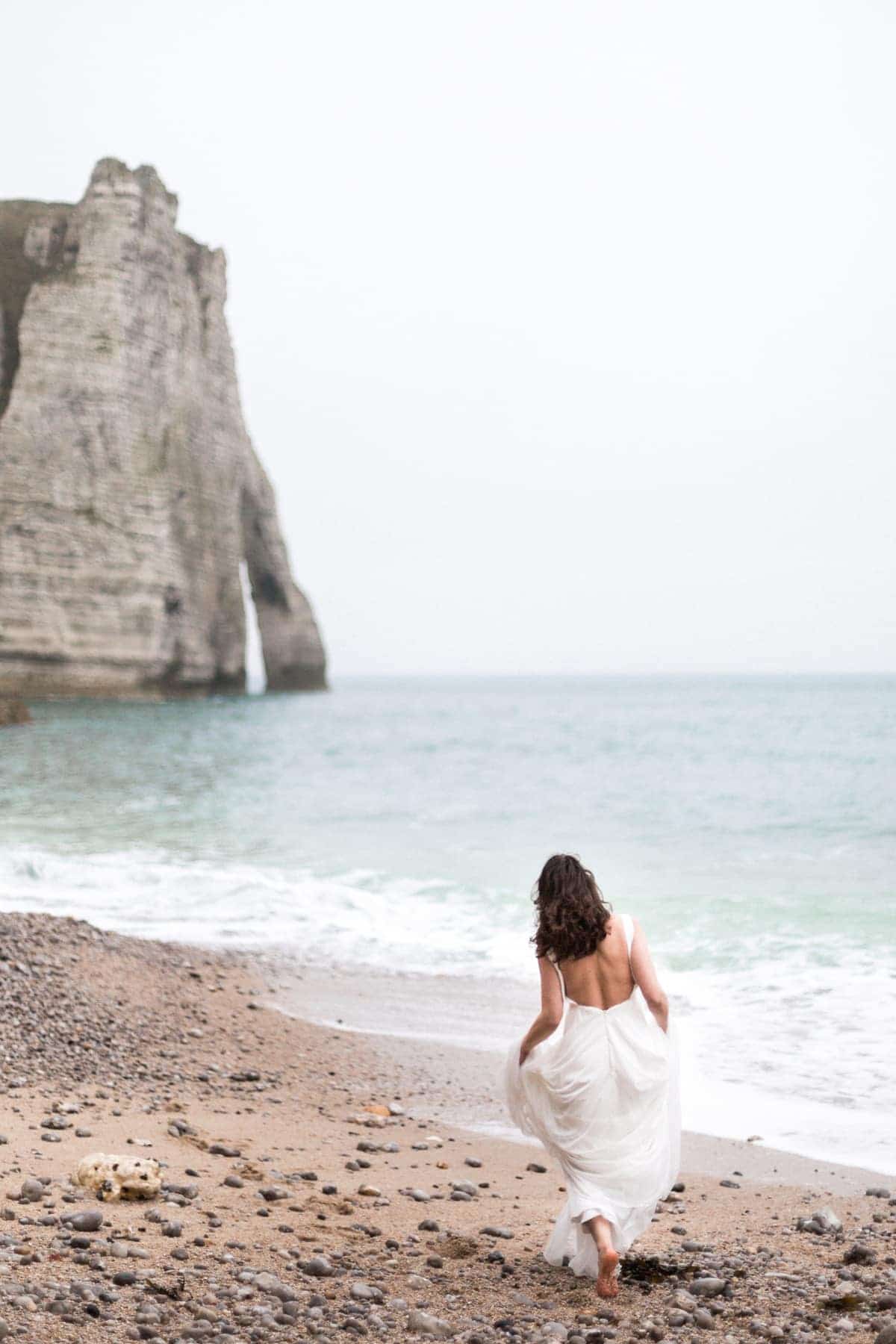 Falaises d'Etretat et robe de mariée de créatrice