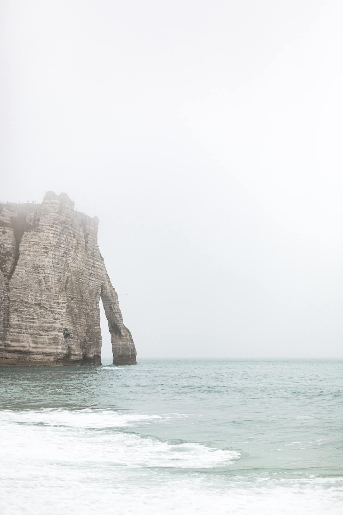 Les falaises d'Etretat avec la brume de Normandie