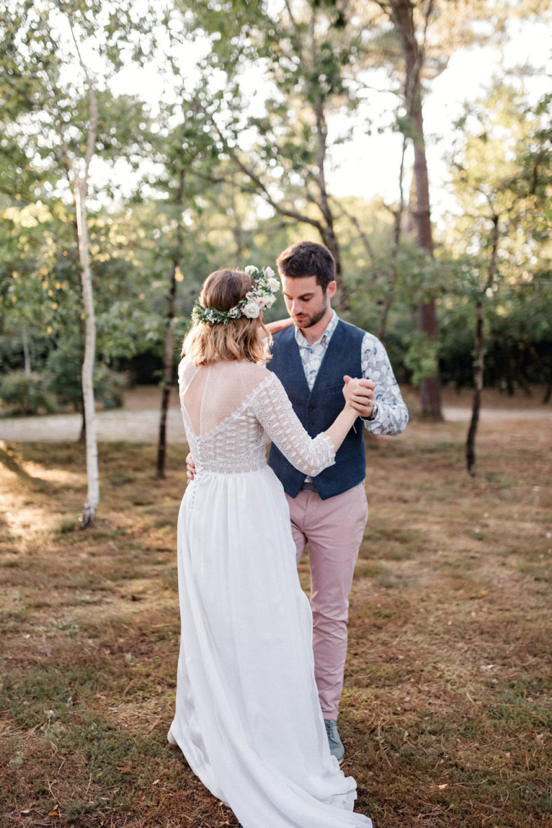 photo de couple de mariés qui dansent