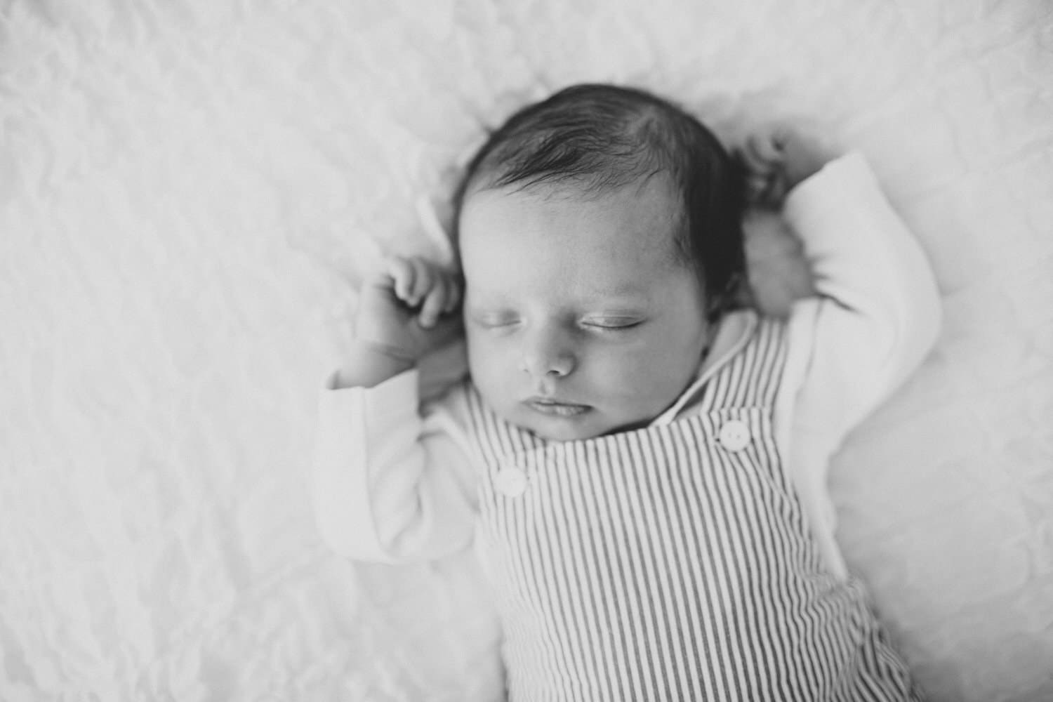photo de bébé en noir et blanc