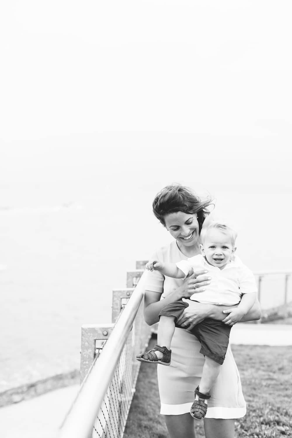 photo en noir et blanc d'une maman et son fils 