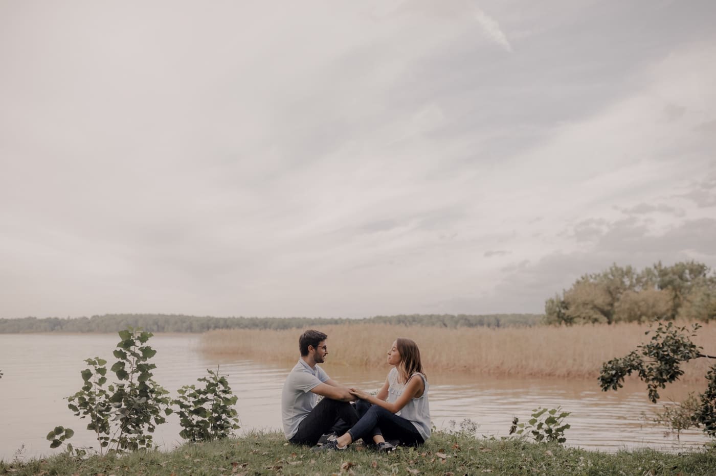 04 MarieJonathan seance photos couple bordeaux lac pins amoureux 008