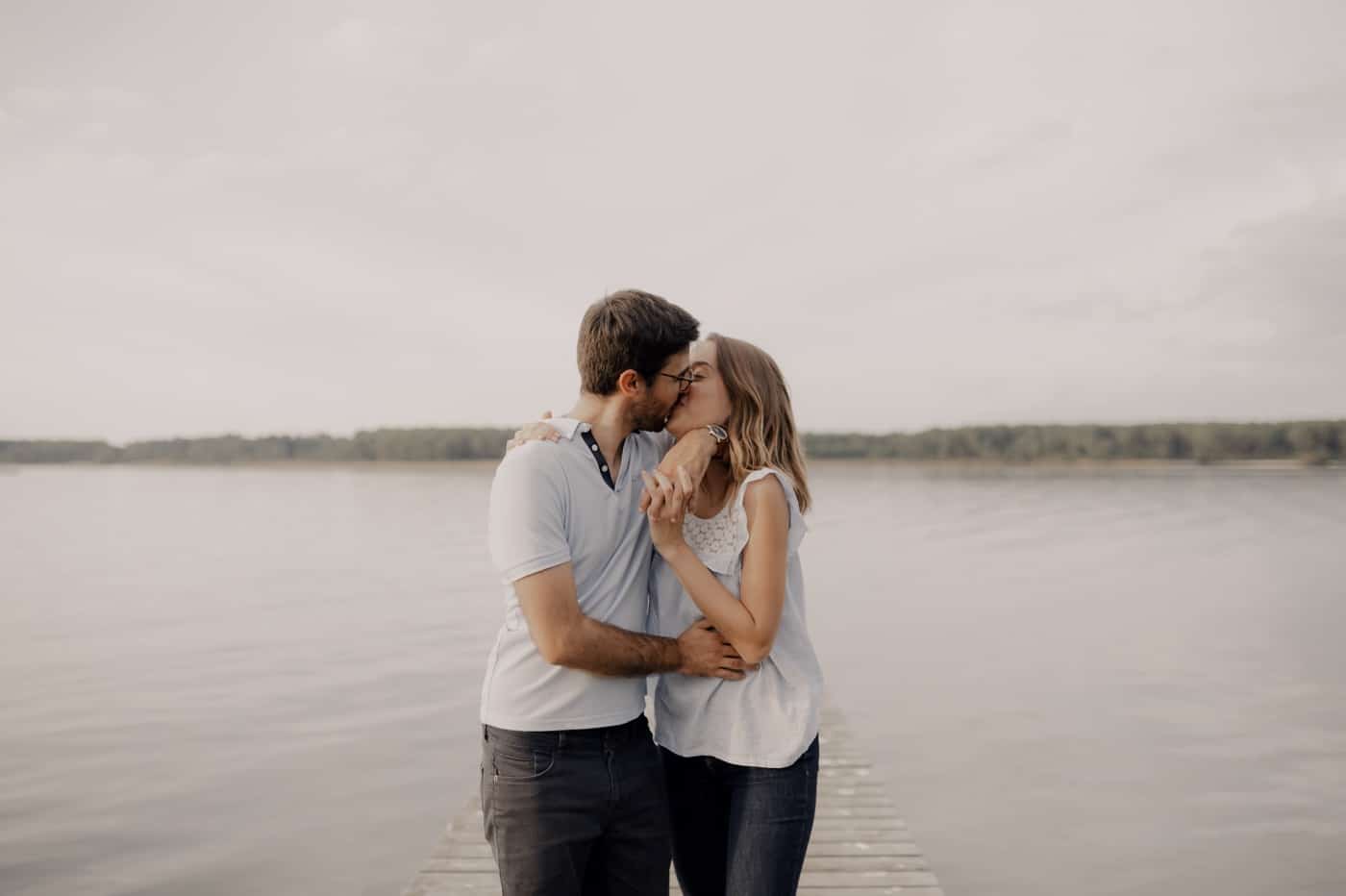 13 MarieJonathan seance photos couple bordeaux lac pins amoureux 024