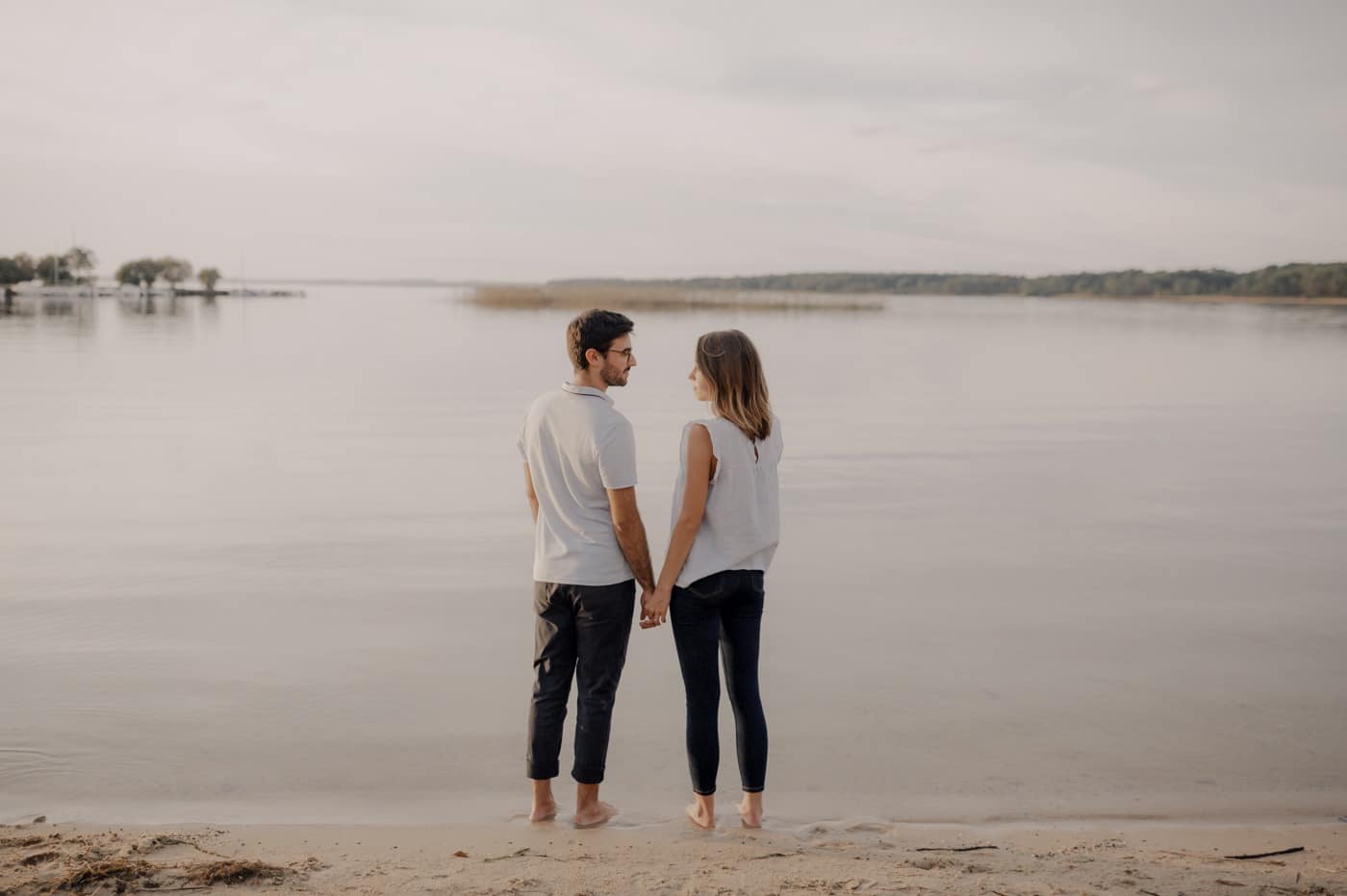 15 MarieJonathan seance photos couple bordeaux lac pins amoureux 030