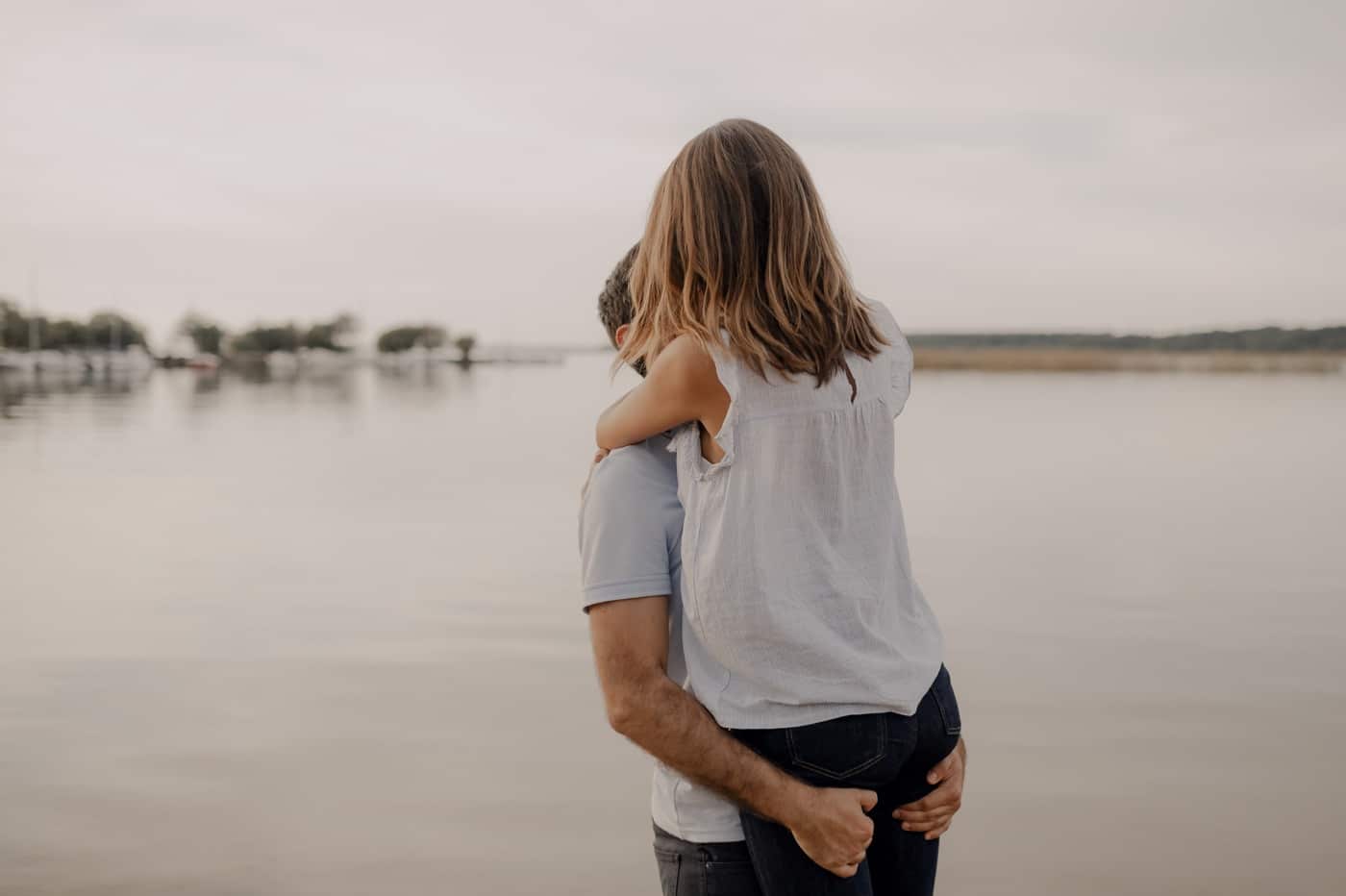 17 MarieJonathan seance photos couple bordeaux lac pins amoureux 033