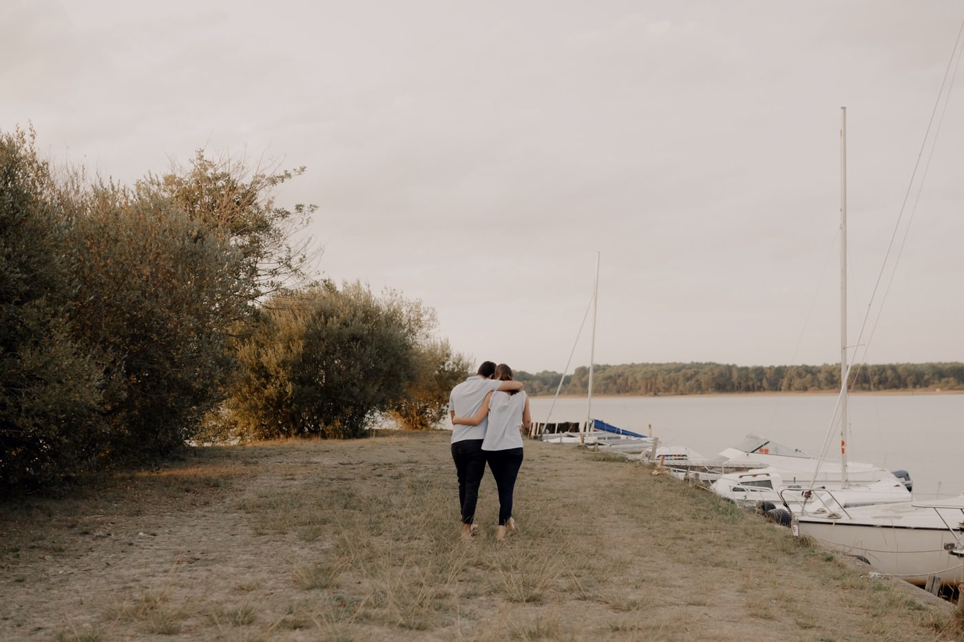 19 MarieJonathan seance photos couple bordeaux lac pins amoureux 041