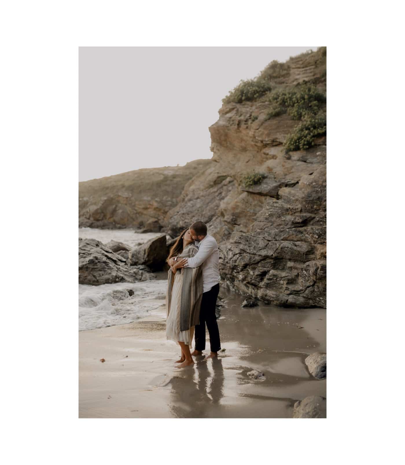 25 seance photo couple plage bretagne rochers