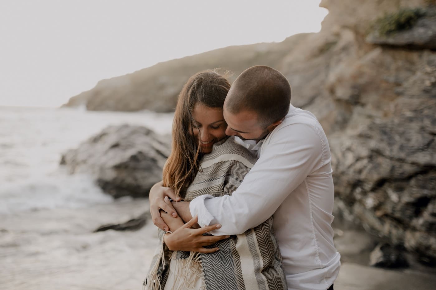 26 seance photo couple plage bretagne rochers