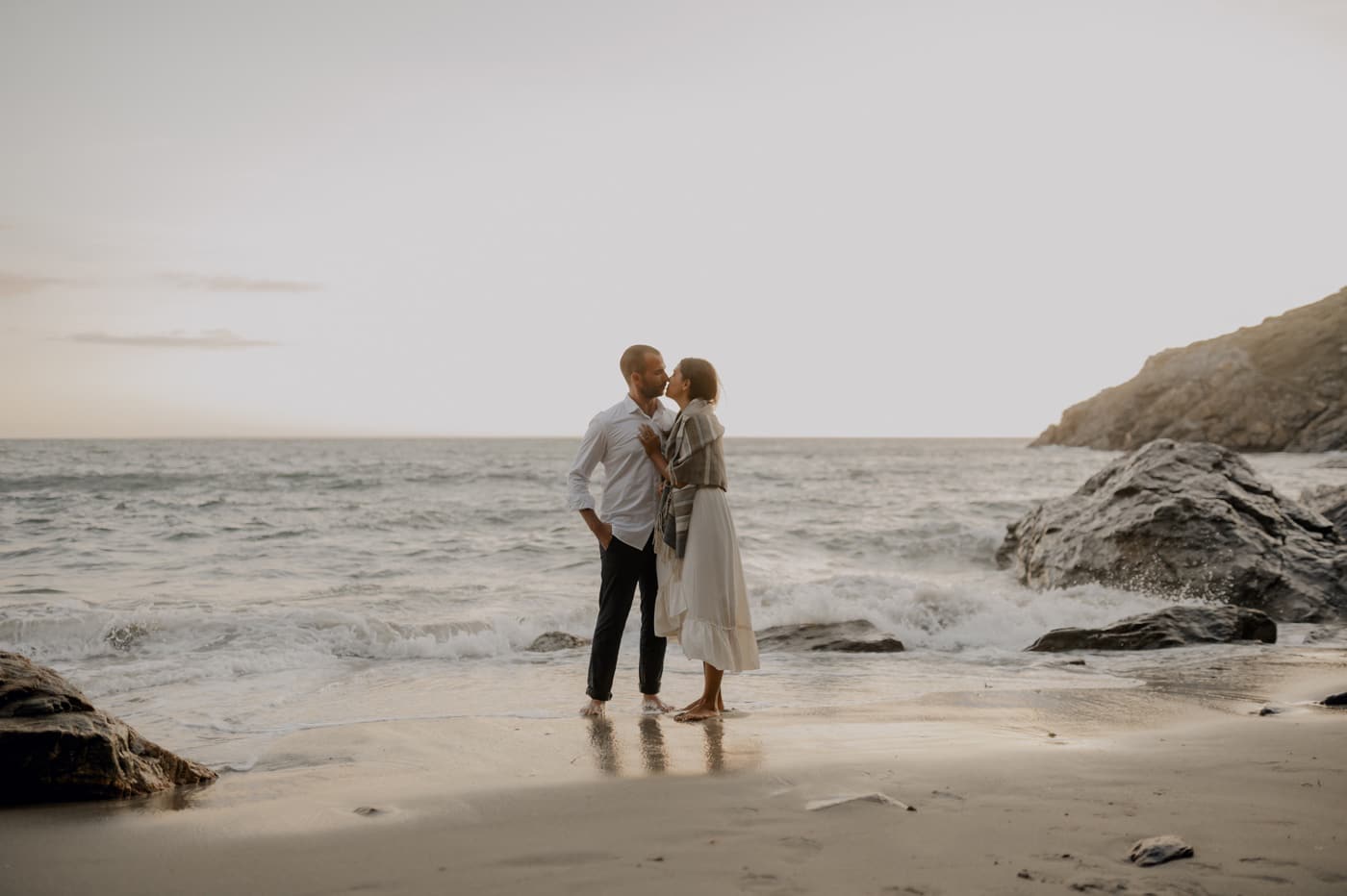 28 seance photo couple plage bretagne rochers