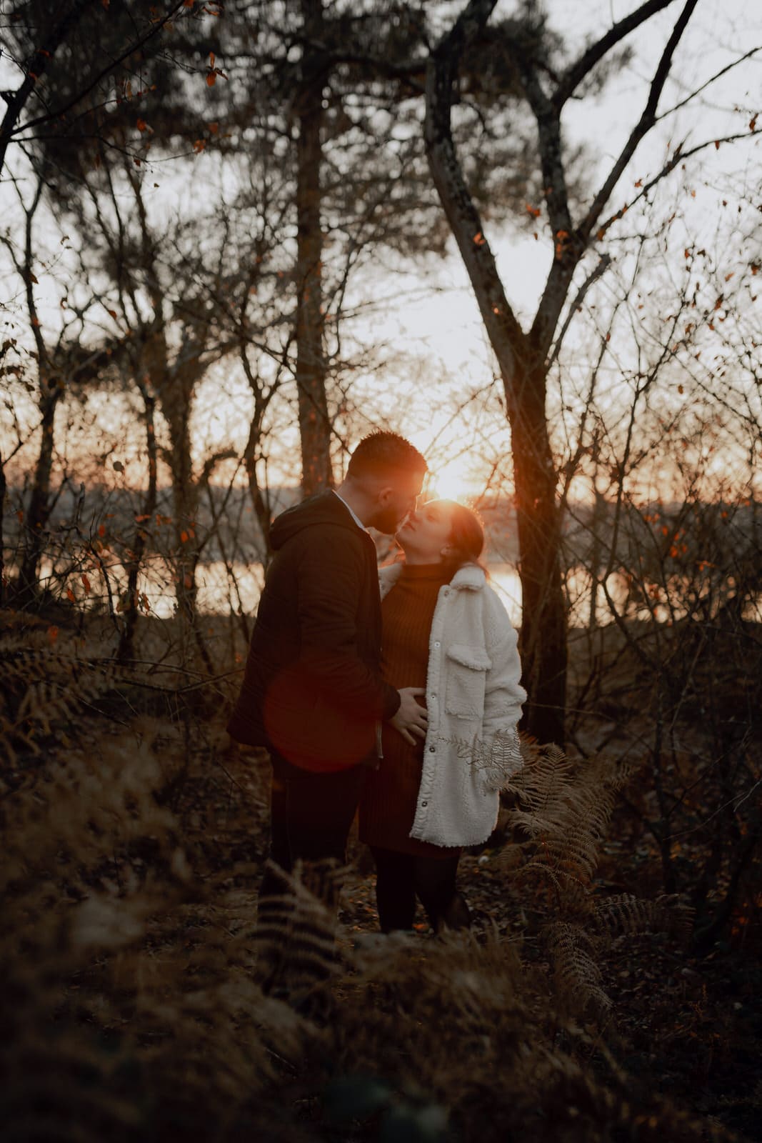 femme enceinte, couple amoureux au coucher de soleil, photo en contre jour