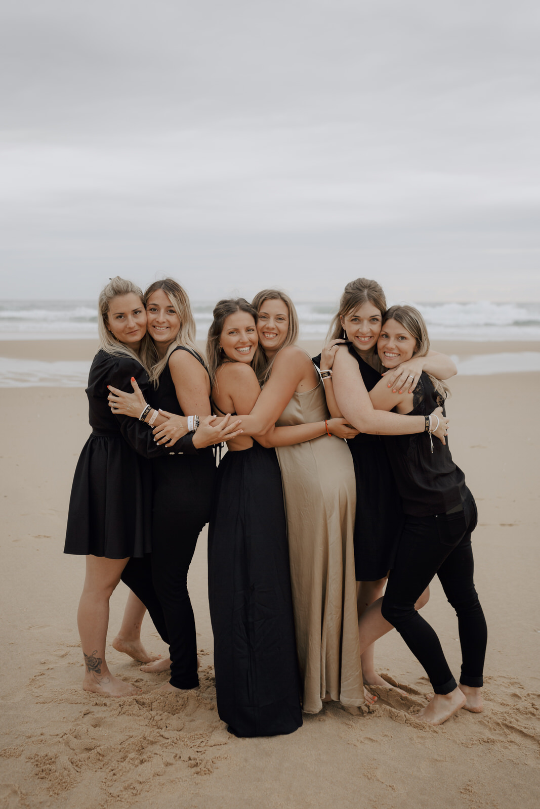 Calin entre amies lors d'un EVJF sur la plage au Cap-Ferret